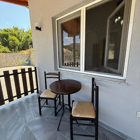 Bujtina4a Rrenc Apartamento Rrence